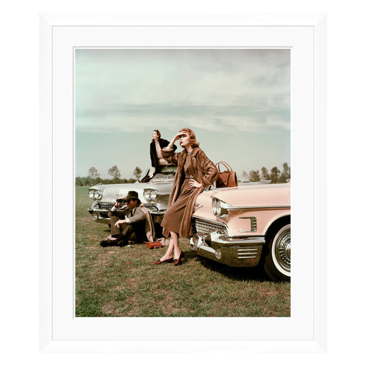 Collection Conde Nast, modèle appuyé sur une Cadillac de 1958