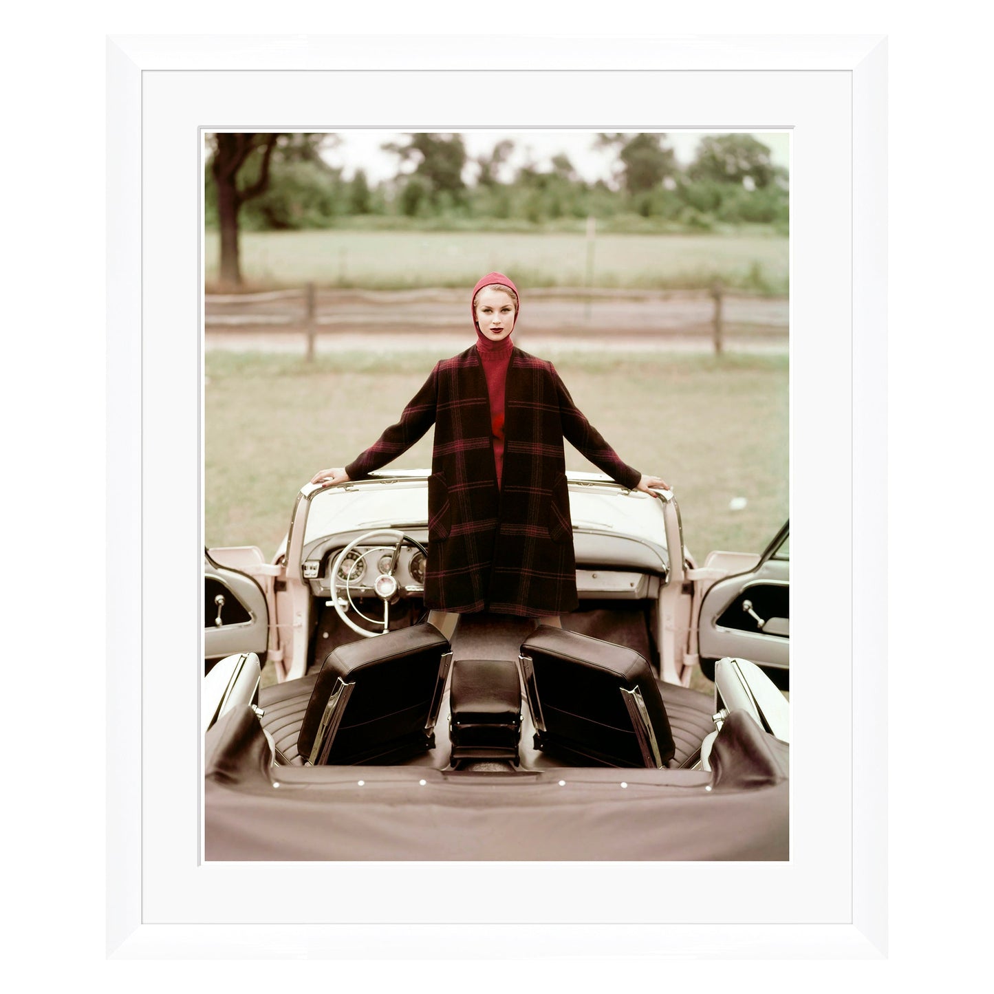 Collection Conde Nast, mannequin debout dans une Chrysler Cabriolet de 1959