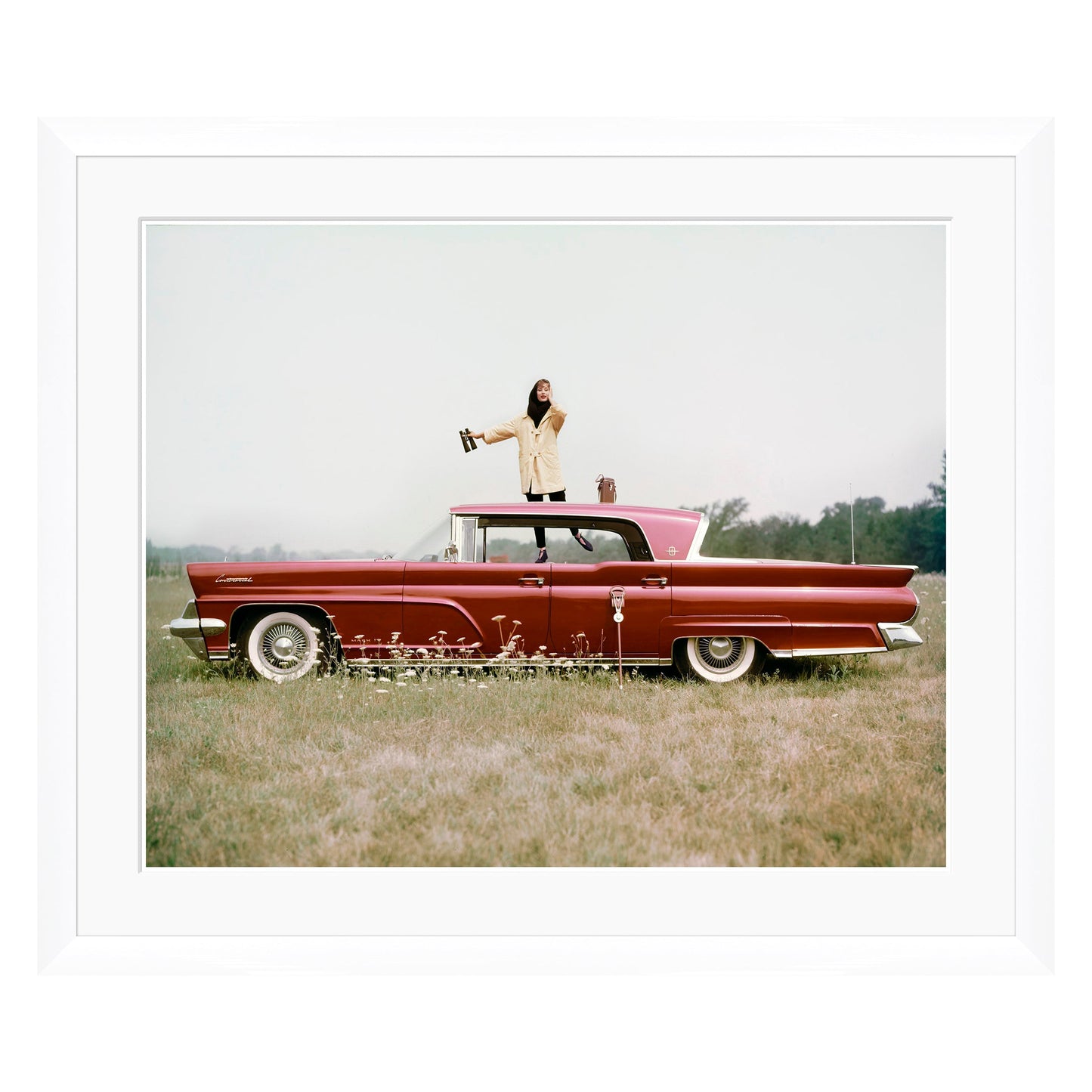 Collection Conde Nast, modèle debout sur une Continental Mark IV de 1958