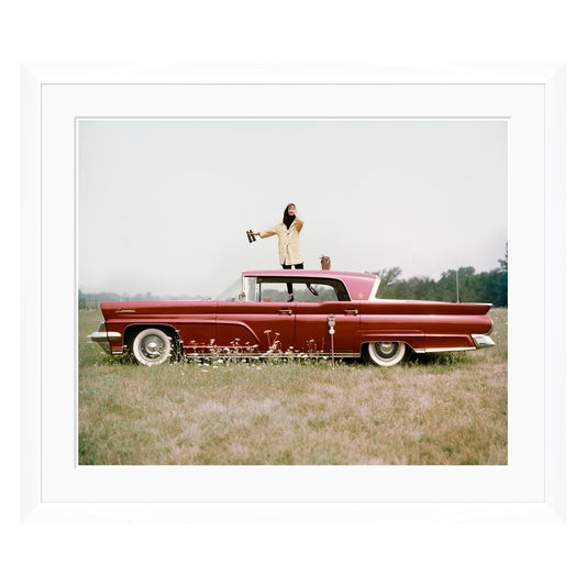 Collection Conde Nast, modèle debout sur une Continental Mark IV de 1958