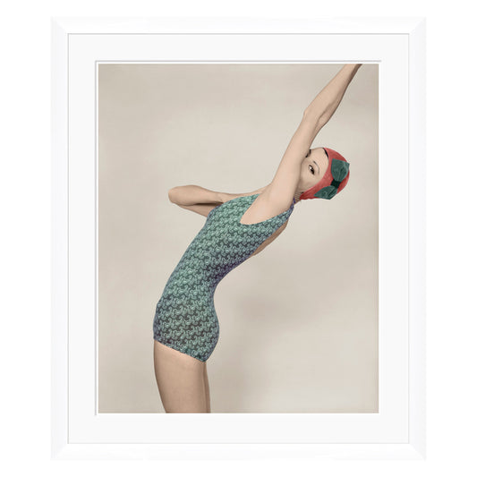 Collection Conde Nast, mannequin portant un maillot de bain vert à motif cachemire