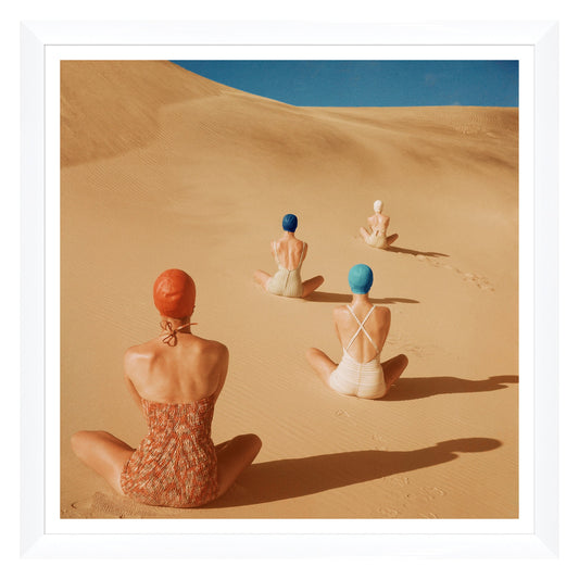 Collection Conde Nast, mannequins assis sur les dunes de sable