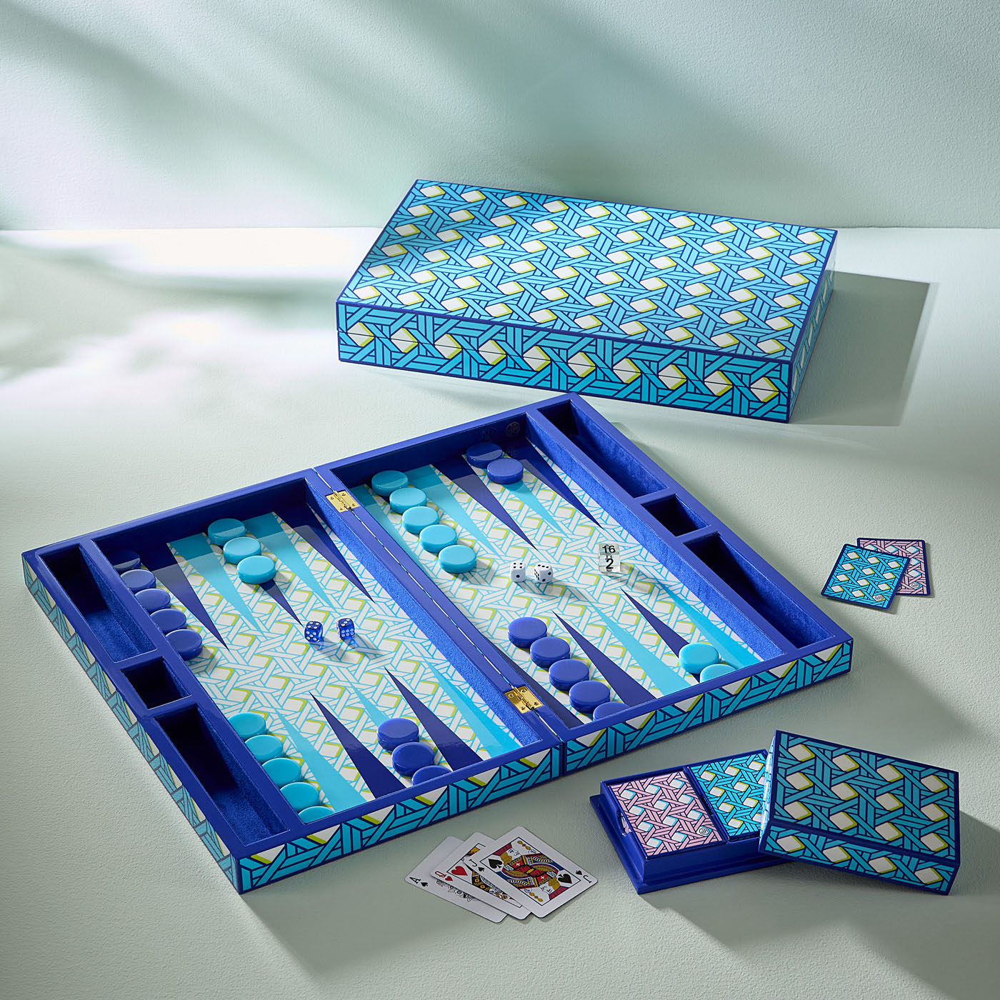 Jeu de backgammon en panier tressé